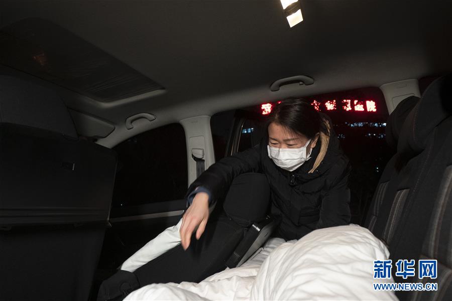 （一線抗疫群英譜·圖文互動）（2）特寫：為節省10分鐘，這對醫護夫妻“以車為家”