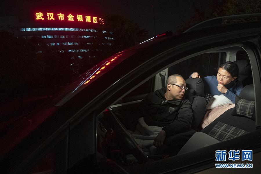（一線抗疫群英譜·圖文互動）（3）特寫：為節省10分鐘，這對醫護夫妻“以車為家”