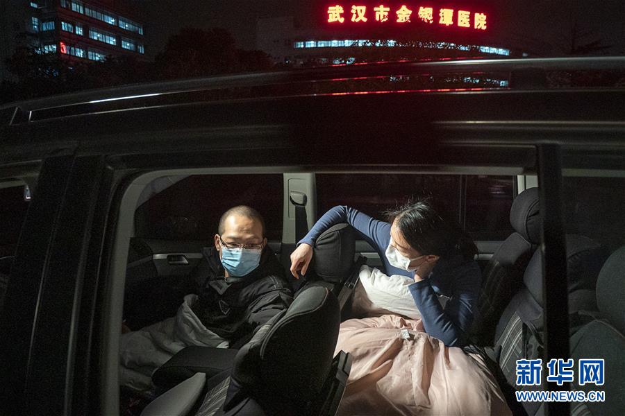 （一線抗疫群英譜·圖文互動）（4）特寫：為節省10分鐘，這對醫護夫妻“以車為家”