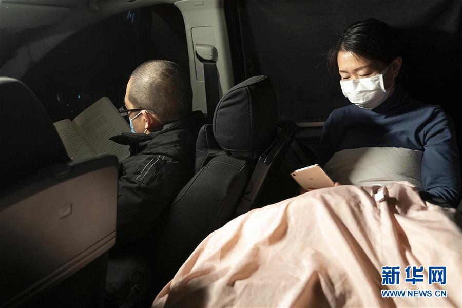 （一線抗疫群英譜·圖文互動）（5）特寫：為節省10分鐘，這對醫護夫妻“以車為家”