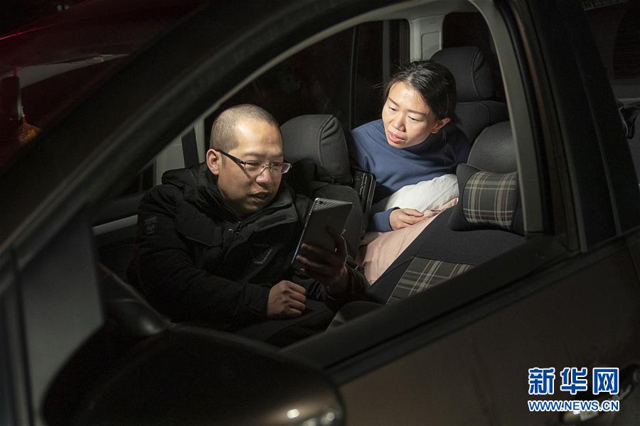 （一線抗疫群英譜·圖文互動）（7）特寫：為節省10分鐘，這對醫護夫妻“以車為家”