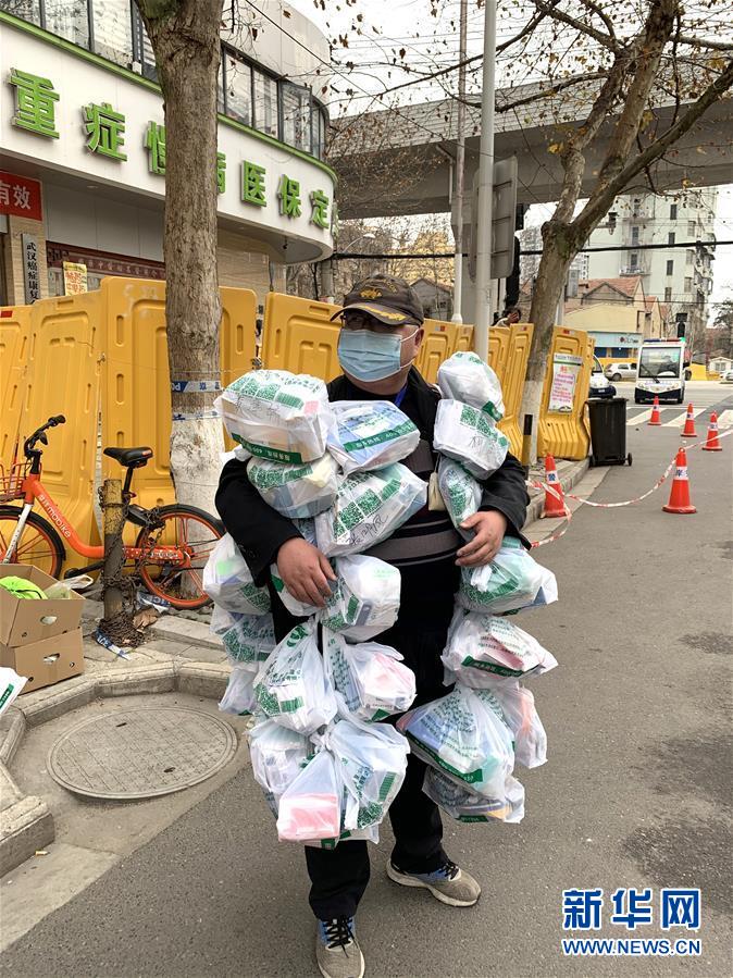 （新華全媒頭條·圖文互動）（1）守望相助，堅忍不拔——致敬武漢戰“疫”中千千萬萬個平凡英雄