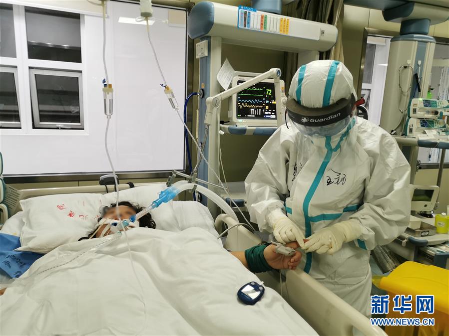 （一線抗疫群英譜·圖文互動）（2）生命之光，溫暖“無面之交”——記抗疫一線重癥監護室90后護士金鈺 