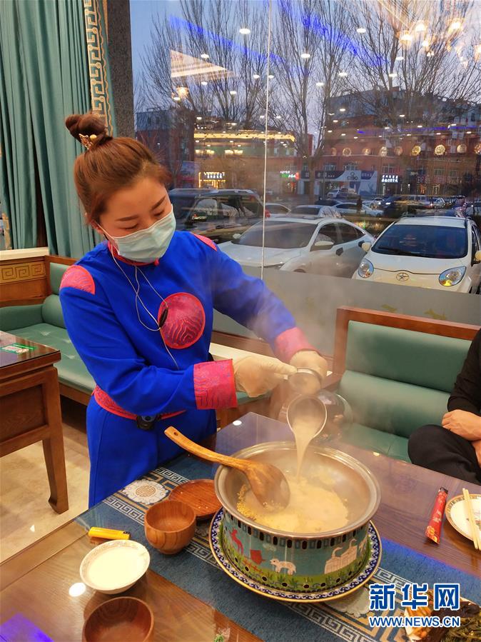 （圖文互動）（2）特寫：限人數、分餐吃、用公筷——偏遠小城“吃飯”見聞