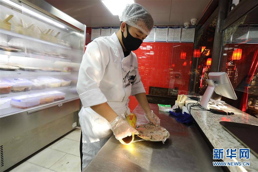 （圖文互動）（4）特寫：限人數、分餐吃、用公筷——偏遠小城“吃飯”見聞