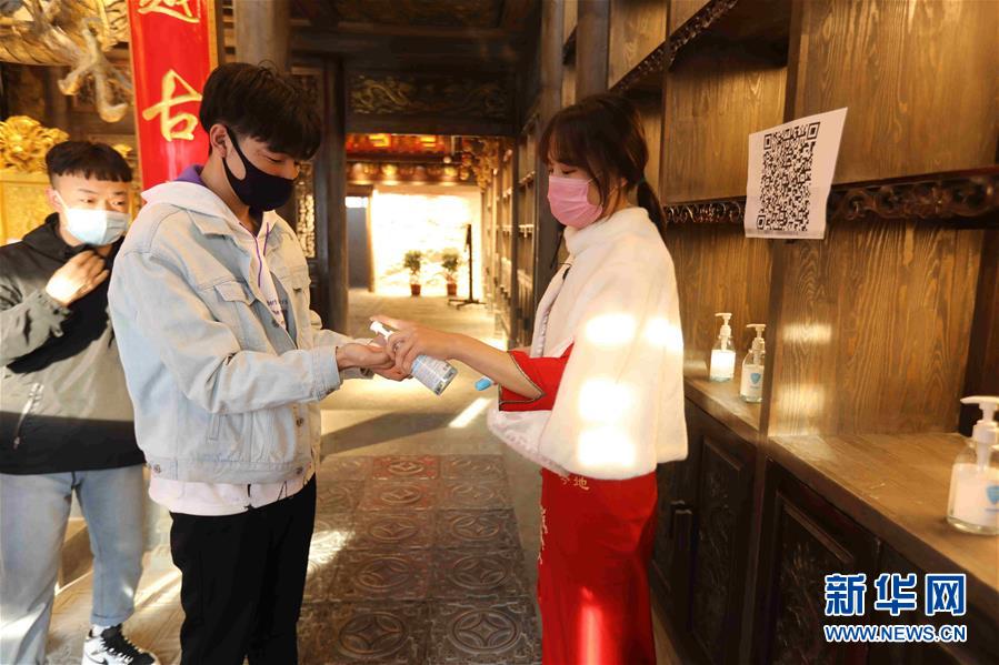 （圖文互動）（5）特寫：限人數、分餐吃、用公筷——偏遠小城“吃飯”見聞