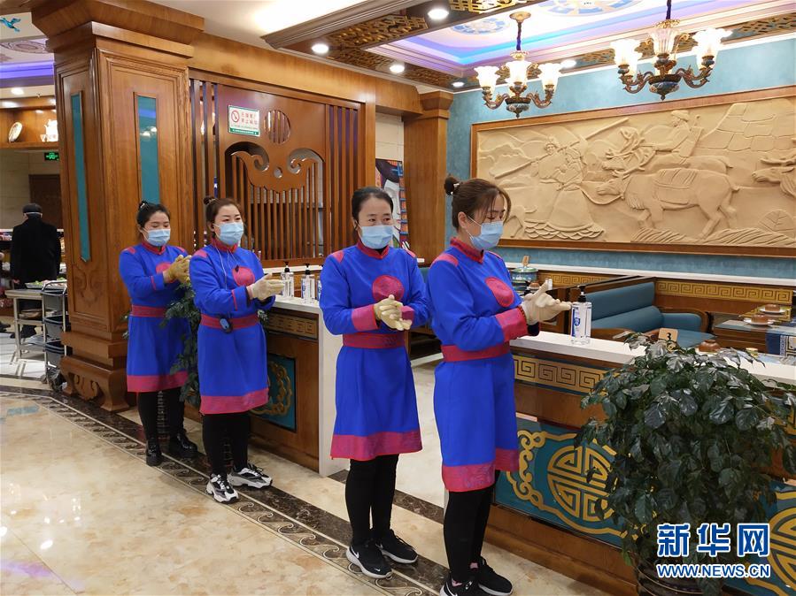 （圖文互動）（6）特寫：限人數、分餐吃、用公筷——偏遠小城“吃飯”見聞