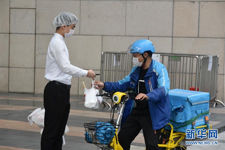 （聚焦復工復產·圖文互動）（1）觸網接單、開發簡餐、直播賣貨——餐企換招自救