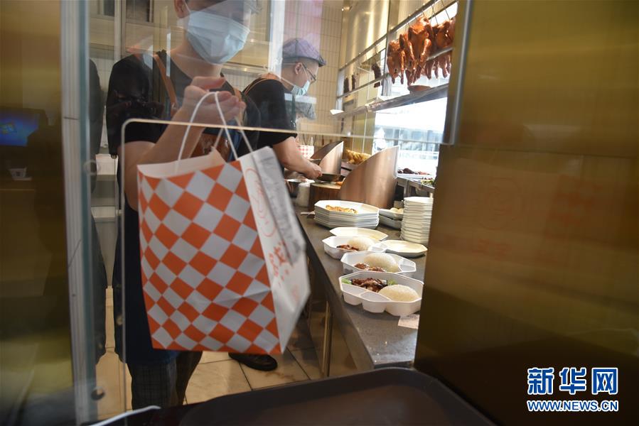 （聚焦復工復產·圖文互動）（4）觸網接單、開發簡餐、直播賣貨——餐企換招自救