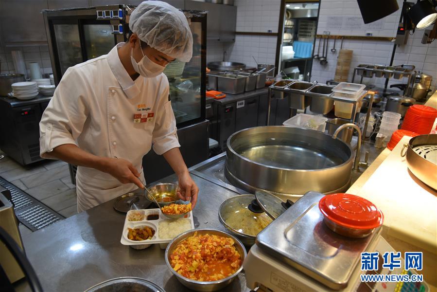 （聚焦復工復產·圖文互動）（5）觸網接單、開發簡餐、直播賣貨——餐企換招自救