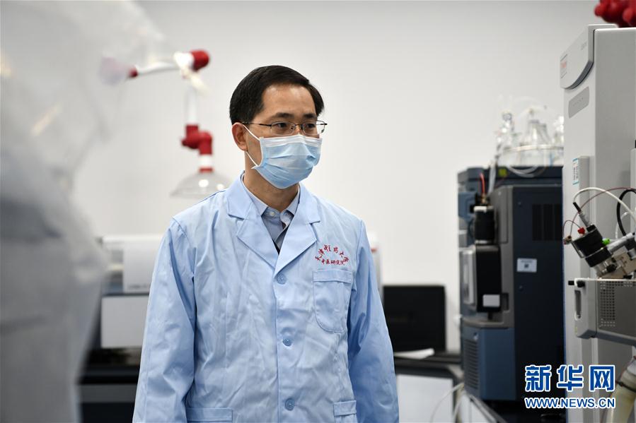 （習近平致敬的戰“疫”英雄·科技工作者篇·圖文互動）（6）他們，爭分奪秒與病魔較量