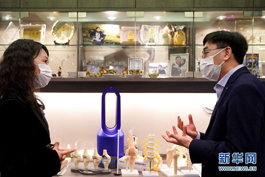 （香港故事·圖文互動）（2）從“非典”到新冠，一位香港醫生親歷的兩次抗疫