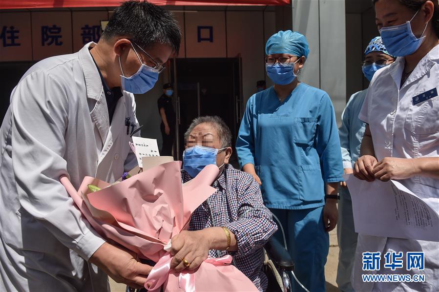 （新華全媒頭條·圖文互動）（1）“始終把人民群眾生命安全和身體健康放在第一位”——中國抗疫彰顯“生命至上、人民至上”理念