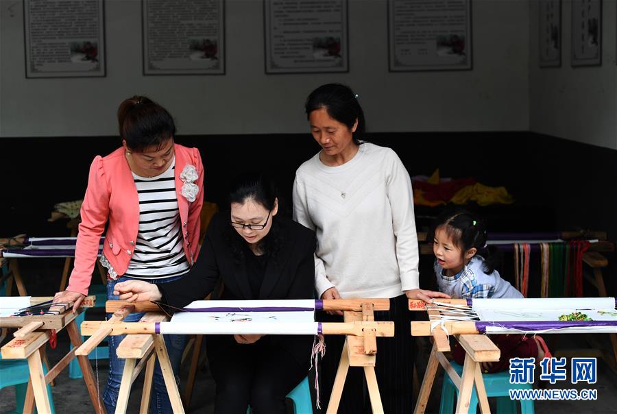 （兩會人物·圖文互動）（1）帶娃、賺錢兩不誤——一位農民工代表眼中的脫貧新工作