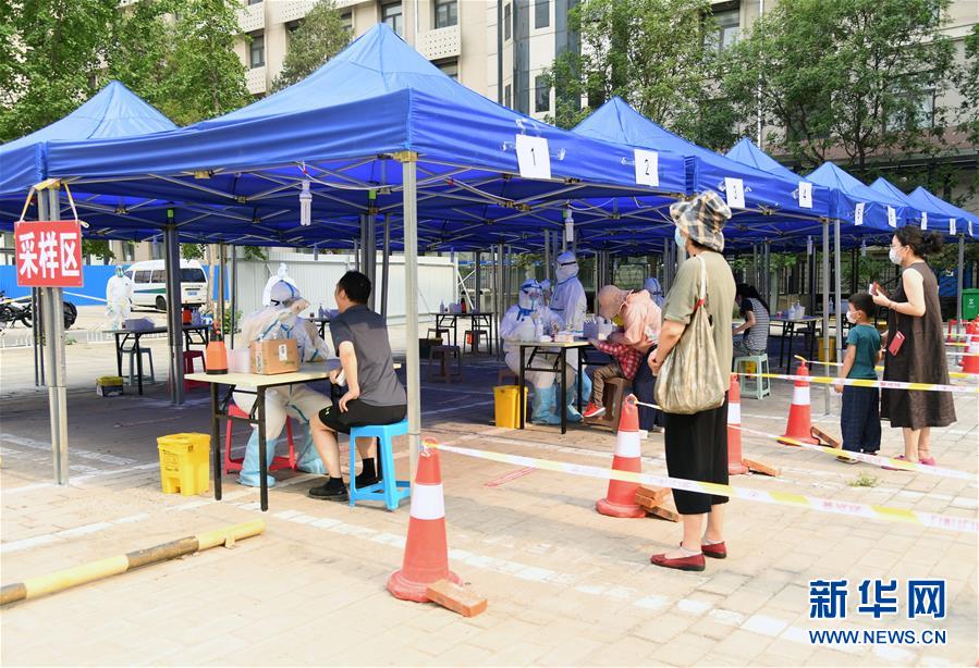 （新華全媒頭條·圖文互動）（4）構筑守護城市、守護生命的堅強防線——北京開展大規模核酸檢測
