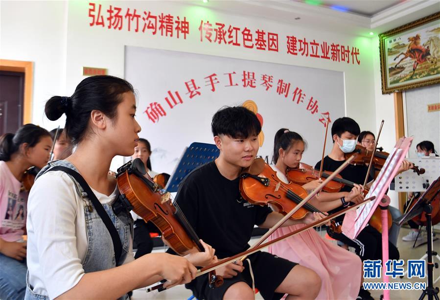 （走向我們的小康生活·圖文互動）（8）放下鋤頭，卻撥動命運的琴弦