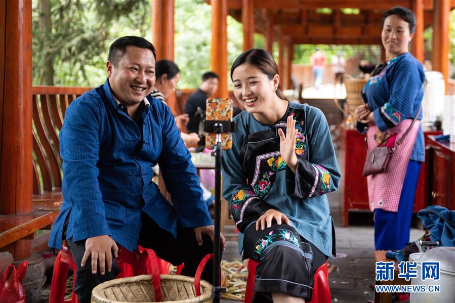 （新華全媒頭條·走向我們的小康生活·圖文互動）（10）那山，那人，那苗寨——十八洞村三代人的奮斗史