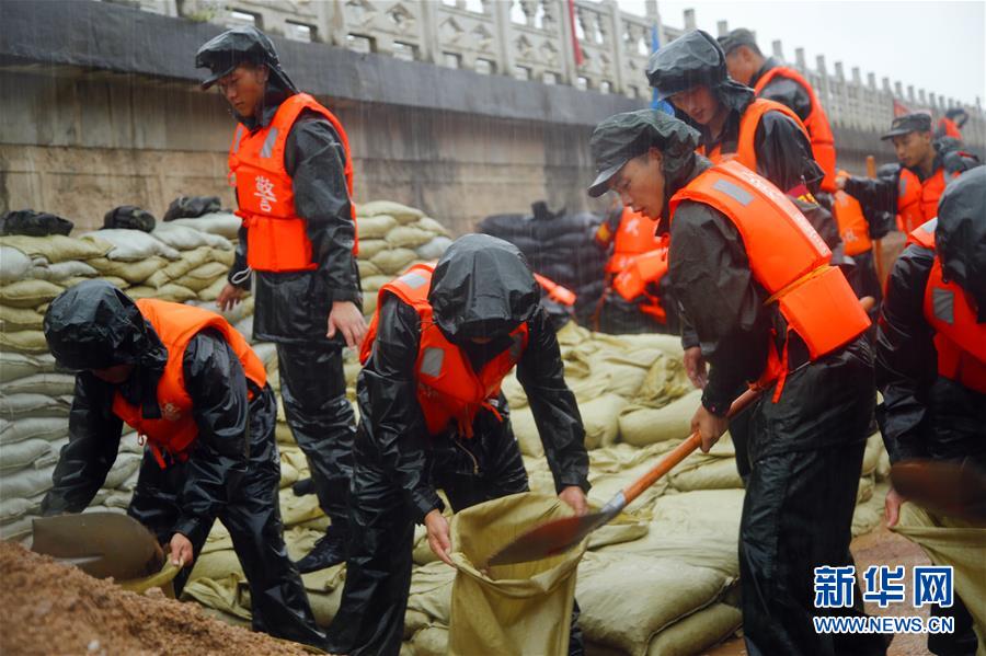 （防汛抗洪·圖文互動）（1）洪水不退，子弟兵誓死不退——解放軍和武警部隊官兵參與洪澇災害搶險救援記事