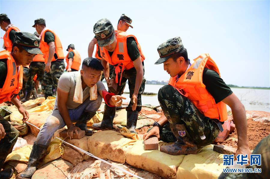（防汛抗洪·圖文互動）（2）洪水不退，子弟兵誓死不退——解放軍和武警部隊官兵參與洪澇災害搶險救援記事