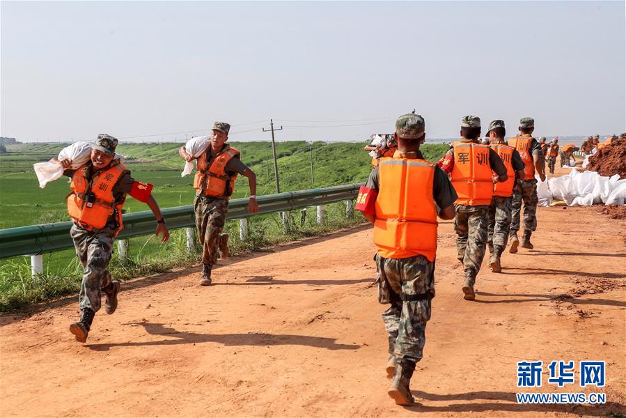 （防汛抗洪·圖文互動）（5）洪水不退，子弟兵誓死不退——解放軍和武警部隊官兵參與洪澇災害搶險救援記事