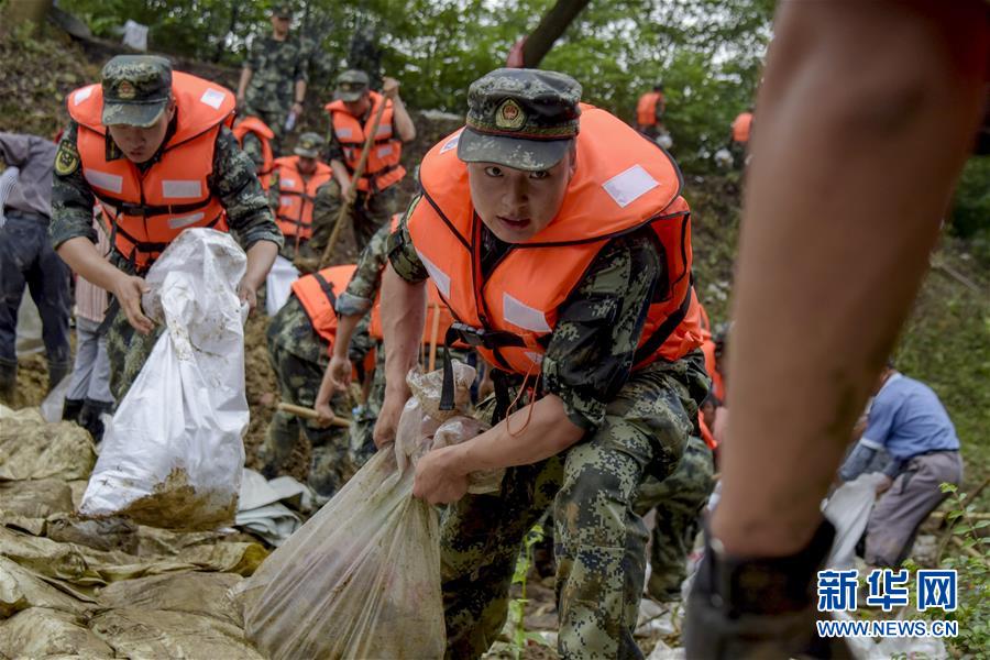 （防汛抗洪·圖文互動）（6）洪水不退，子弟兵誓死不退——解放軍和武警部隊官兵參與洪澇災害搶險救援記事