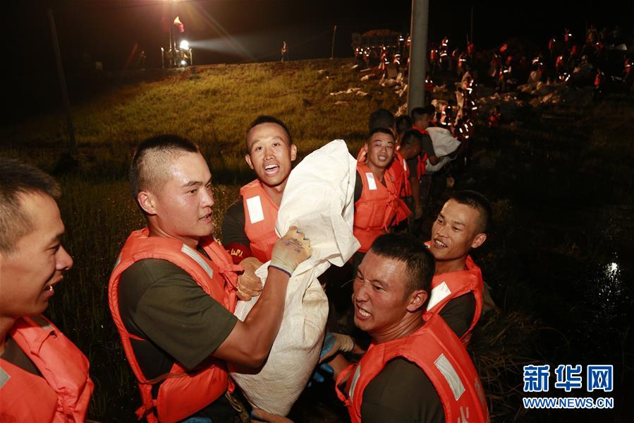 （防汛抗洪·圖文互動）（8）洪水不退，子弟兵誓死不退——解放軍和武警部隊官兵參與洪澇災害搶險救援記事