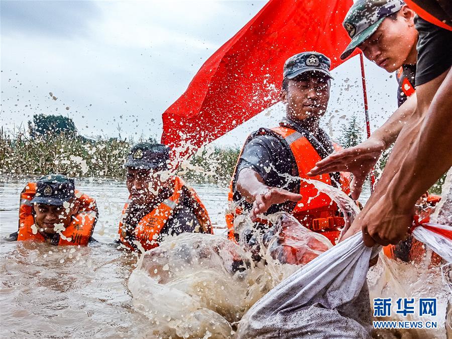 （防汛抗洪·圖文互動）（9）洪水不退，子弟兵誓死不退——解放軍和武警部隊官兵參與洪澇災害搶險救援記事