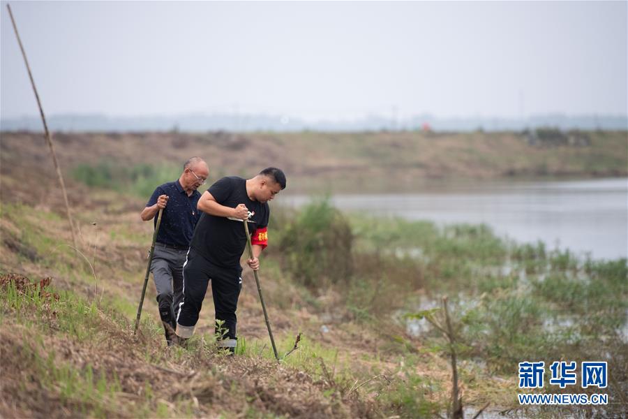 （防汛抗洪·圖文互動）（1）在大堤上成長，為人民守護——洪水中的青年“生力軍”