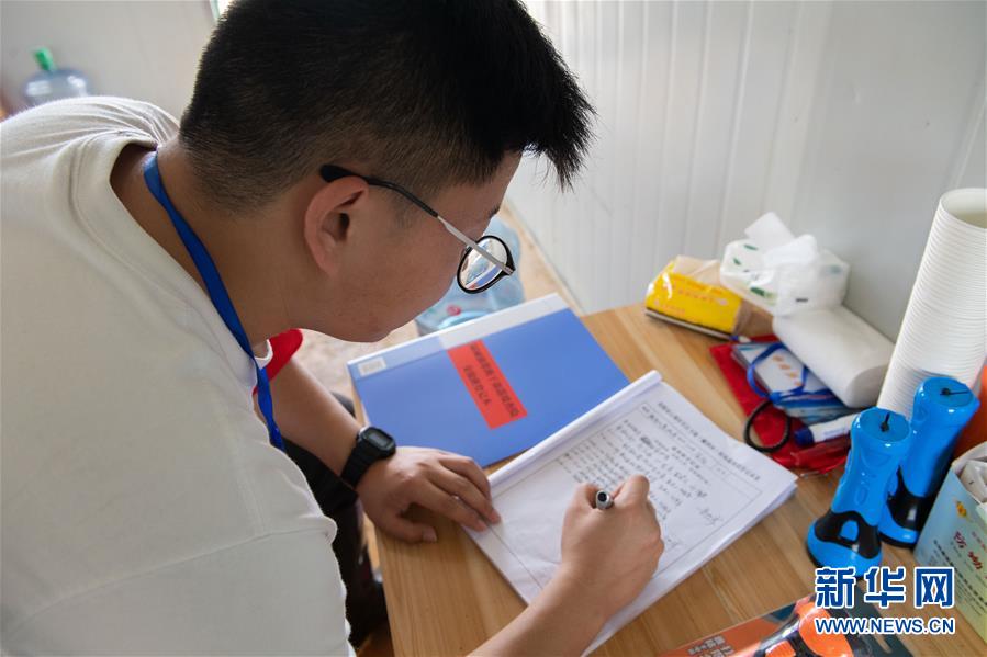 （防汛抗洪·圖文互動）（4）在大堤上成長，為人民守護——洪水中的青年“生力軍”
