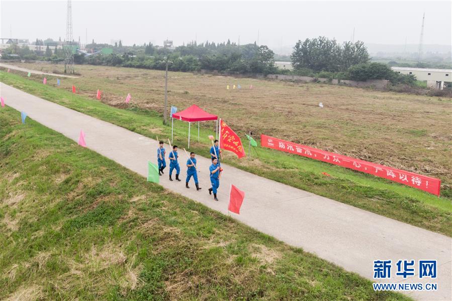 （防汛抗洪·圖文互動）（7）在大堤上成長，為人民守護——洪水中的青年“生力軍”
