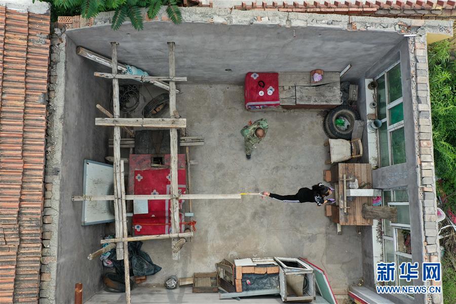 (體育·圖文互動)(11)父愛如燈  伴我奔跑