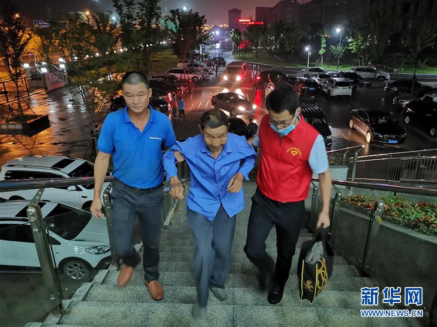 （防汛抗洪·圖文互動）（3）洪水來襲，銅鑼聲在千年古鎮的雨夜響起