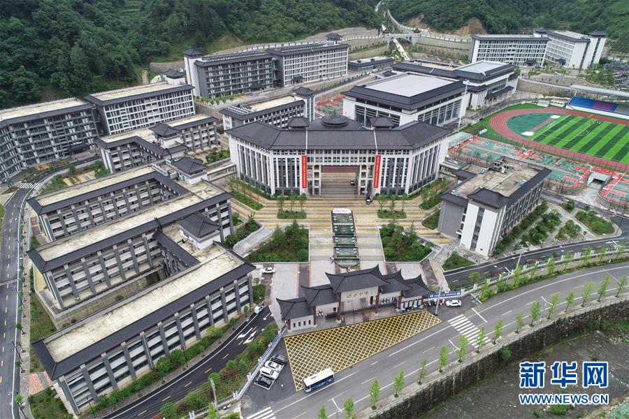 （新華視點·圖文互動）（1）學校建漂亮點本無錯，為何這所“豪華中學”讓人困惑？