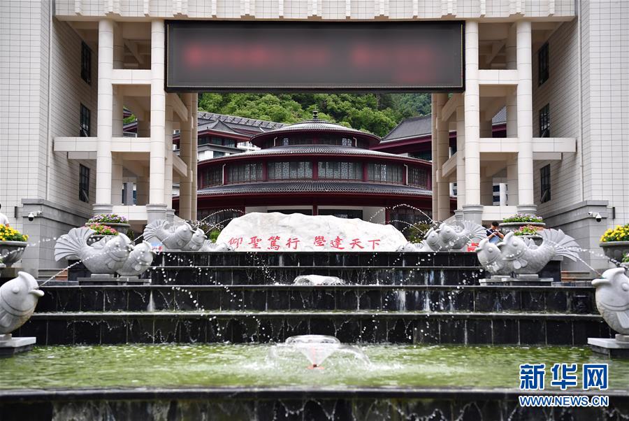 （新華視點·圖文互動）（3）學校建漂亮點本無錯，為何這所“豪華中學”讓人困惑？