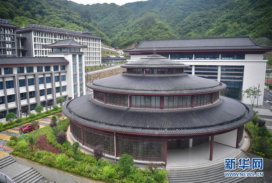 （新華視點·圖文互動）（4）學校建漂亮點本無錯，為何這所“豪華中學”讓人困惑？