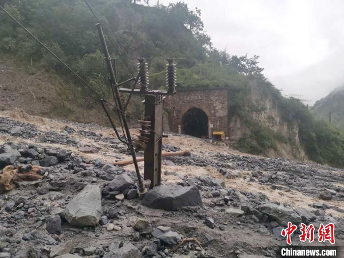 因泥石流受損的成昆鐵路區間?！ソ?攝