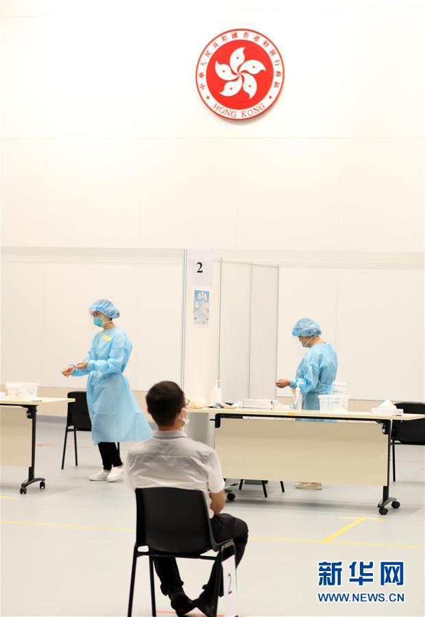 （圖文互動）（2）特寫：新冠病毒普檢首日，香港市民踴躍參與