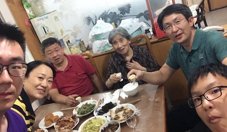 10月1日，留學生李天力（左一）在老家淄博的親戚家中與親人一起吃晚飯，共度中秋