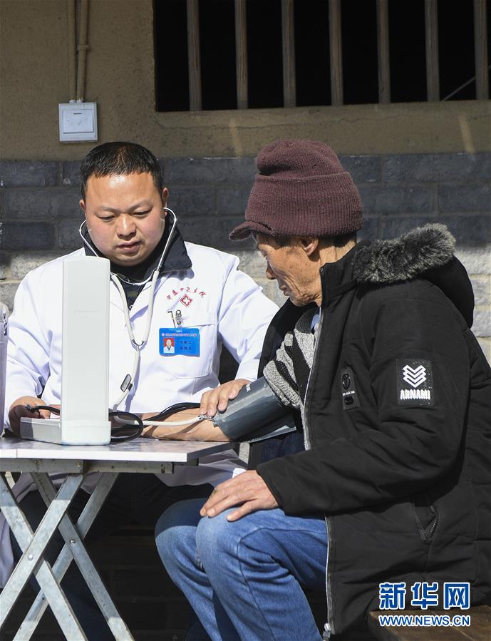 （習近平的小康故事·新華網·圖文互動）（5）“真正解決好基層群眾看病難、看病貴問題”——習近平和群眾健康的故事