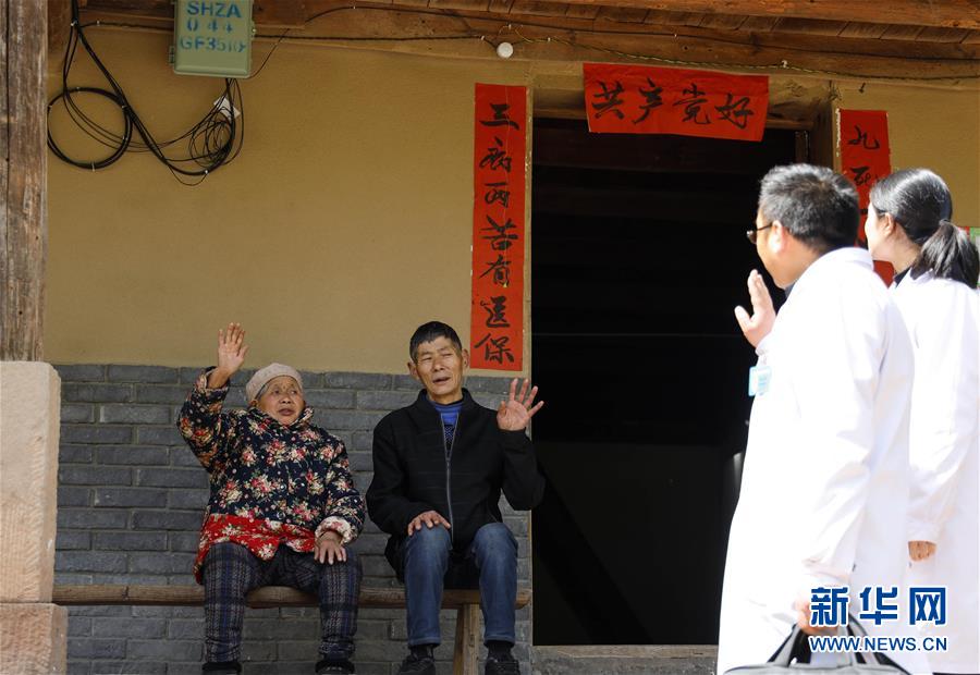 （習近平的小康故事·新華網·圖文互動）（6）“真正解決好基層群眾看病難、看病貴問題”——習近平和群眾健康的故事