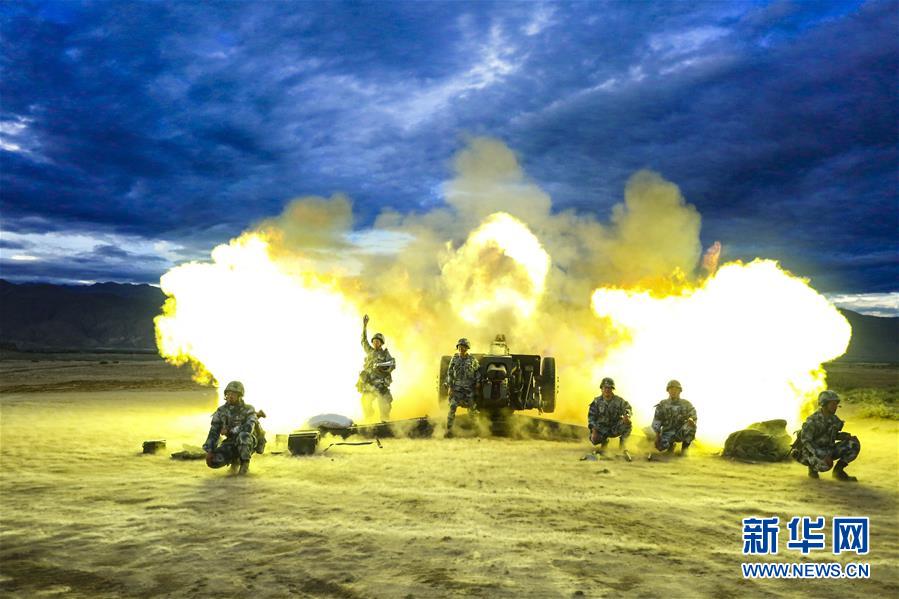 （在習近平強軍思想指引下·我們在戰位報告·圖文互動）（1）朵朵傘花綻放，勝戰精兵天降——空降兵部隊某旅教導員余海龍帶領官兵傳承黃繼光精神記事