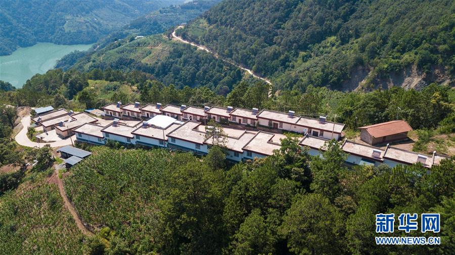 （在習近平新時代中國特色社會主義思想指引下——新時代新作為新篇章·總書記關心的百姓身邊事·圖文互動）（1）“四好農村路”：通向幸福，通向遠方