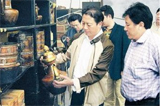 他在高原上站成一座碑