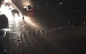 暴雨中的“最美人墻”找到了！