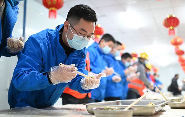 【新春走基層】&ldquo;火雷兄弟&rdquo;武漢工地過小年