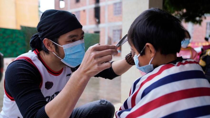 &ldquo;胡子哥哥&rdquo;愛心義剪為留守兒童送溫暖