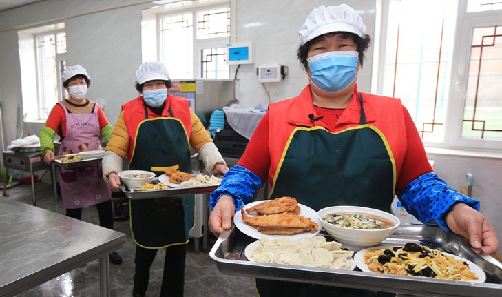 山東榮成市&ldquo;暖心食堂&rdquo;春節志愿助老不打烊