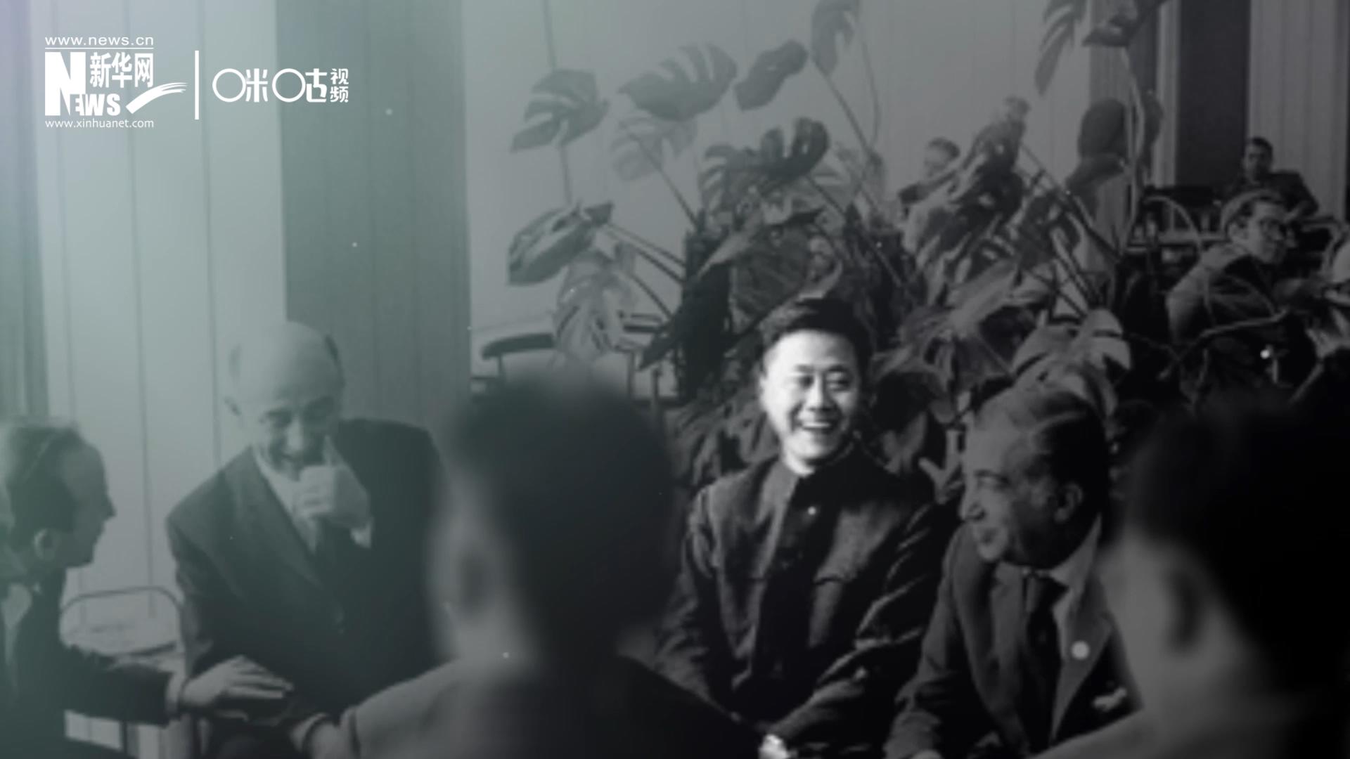 照片里的這個人是高梁，原新華社國際部記者。原本作為代表團隨行記者的他接到通知，由他帶領一支先遣小組先行去紐約。