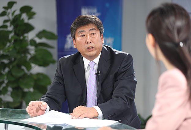 具體落在實處就是把方向，管大局，保落實