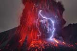 大自然“憤怒”之力！攝影師拍到火山閃電奇觀